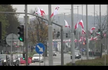Czerwone flagi na ulicach Gdańska w Święto Niepodległości.