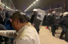 Policja pałuje przypadkowe osoby i fotoreporterów na stacji Warszawa Stadion.