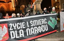 Marsz Niepodległości we Wrocławiu. Zatrzymano 11 osób, miały szable i noże