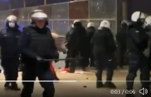 Skandal! Policjant depcze polską flagę [WIDEO