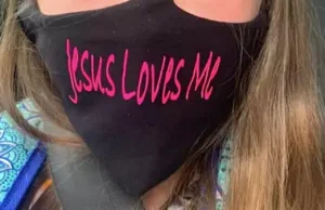Szkoła zakazuje maski z napisem "Jezus mnie kocha"