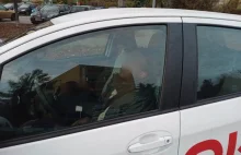 Na środku ulicy stało auto, za kierownicą spał mężczyzna. Obywatel...