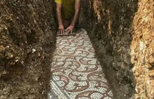 Starożytna podłoga odkryta podczas...kopania rowu
