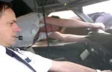 Kapitan wyssany przez okno podczas lotu