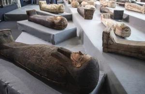 Archeolodzy odkryli 100 sarkofagów i 40 posągów bogów sprzed 2500 lat