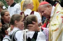 Dziwisz rzucony na pożarcie, Wojtyła ma pozostać nietykalny