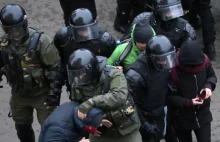 Wrze na Białorusi, zatrzymano setki osób. "Nie mieszczą się w więźniarkach"
