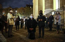 Francja: Setki katolików modliły się przed zamkniętymi kościołami