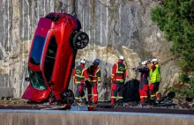 Ekstremalne crash testy Volvo: Zrzucili 10 nowych aut z 30 metrów