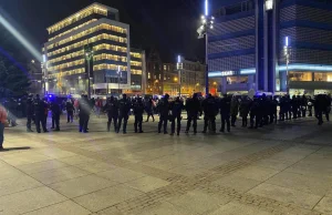 Strajk Kobiet w Katowicach - policja otoczyła protestujacych