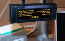 Miniaturowy rozkład jazdy pociągów na Raspberry Pi (zamocowany pod monitorem)