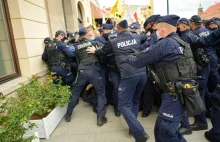 Lewica chce obowiązku noszenia imienników przez policjantów.