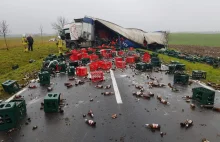 Wypadek ciężarówki z piwem