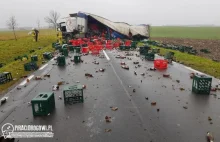 Kierowca wpadł w poślizg - tysiące litrów piwa wylądowało na drodze!