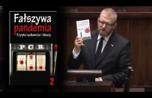 Grzegorz Braun daje DWORCZAKOWI książkę Fałszywa Pandemia 2