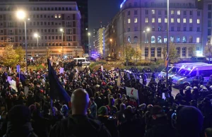 Strajk Kobiet dotarł przed siedzibę TVP. "Kłamcy", "Wyp...", "Urodzę wam...