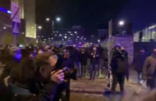 Policja w tajniaku wznieca zamieszki na proteście pod siedzibą TVP