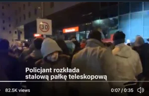 Polska policja bije protestujących metalowymi pałkami.