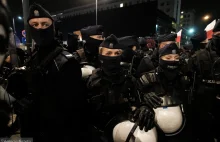 60 policjantów Biura Operacji Antyterrorystycznych po cywilnemu na StrajkuKobiet