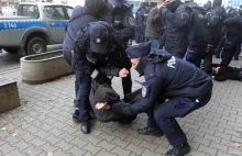 Bez aresztu dla 25-latki, która rzuciła racą w policjanta. Przed sądem w...