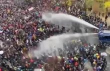 Policja rozgania tłum za pomocą armatek wodnych. (Niemcy)