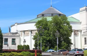 Sejm chce się odgrodzić bramą. Odpowiedź na protesty