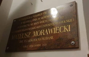 Morawiecki był na mszy w tym kościele. Ufundowano tablicę, która to upamiętnia