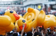 Symbolem protestów w Tajlandii stały się żółte dmuchane kaczki. Ciekawy pomysł