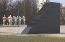 Napis "aborcja jest OK" na pomniku smoleńskim. Policja zajmuje się sprawą