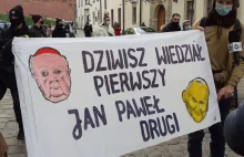 Pikieta przed mieszkaniem kardynała Dziwisza