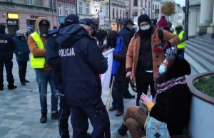 Policja spisuje uczestników legalnego protestu