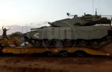 Izraelscy żołnierze ładują czołg (Merkava MK3) na naczepę TIR'a...