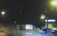 Słup nie ustąpił pierwszeństwa kierowcy gnającemu przez centrum ponad 120 km/h