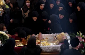 Setki zakażeń podczas pogrzebów duchownych w Serbii. Wierni całowali ich ręce