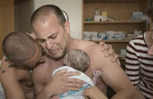 Pierwsze dziecko urodzone przez biologicznego mężczyzne.