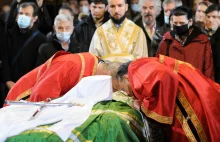 Wierni całują zmarłych na COVID-19 biskupów. Setki zakażeń w Serbii i...