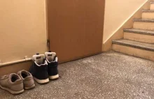 Zostawili buty przed drzwiami w bloku. Ludzie nie mieli dla nich litości