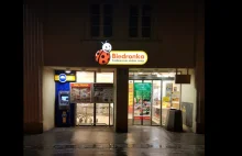 Kraków: Ochroniarz Biedronki brutalnie pobił klienta. Pryskał gazem i dusił