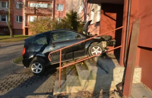 Jarosław: 82-latek wjechał samochodem na schody i uderzył w klatkę schodową