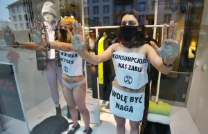 Wrocław: Półnagie kobiety wdarły się na witrynę sklepu H&M. Protestują...