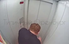 Mężczyzna zapala się w windzie