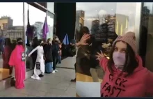 Strajk Kobiet - Kilka osób przykleiło się do sklepu przy ulicy Marszałkowskiej.