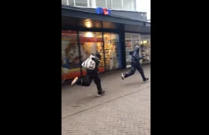 Holandia: Dwóch młodych rabusi napada na salon T-Mobile w Almere. VIDEO