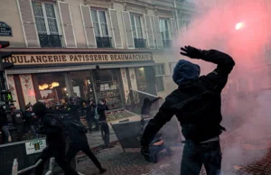"Paryscy policjanci bici, linczowani". Wielu rannych