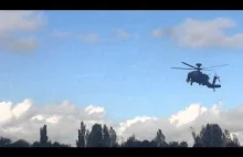 Wojskowy helikopter Apache podlatuje do pilota samolotu RC
