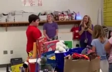 Dzieci wręczyły koledze z klasy zabawki, ponieważ swoje stracił w pożarze domu