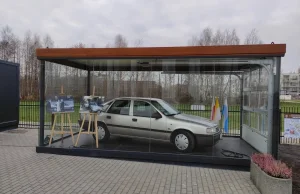 Przy sanktuarium św. JP2 w Radzyminie stanął Opel Vectra A w gazie.