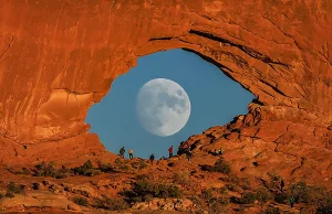 Niesamowite zdjęcie Księżyca w łuku skalnym. Wygląda jak wielkie oko