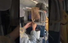 Kobieta przykleja gumę do włosów innej pasażerki za ...