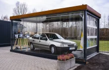 Opel Jana Pawła II stanął w szklanej gablocie przed sanktuarium w Radzyminie.